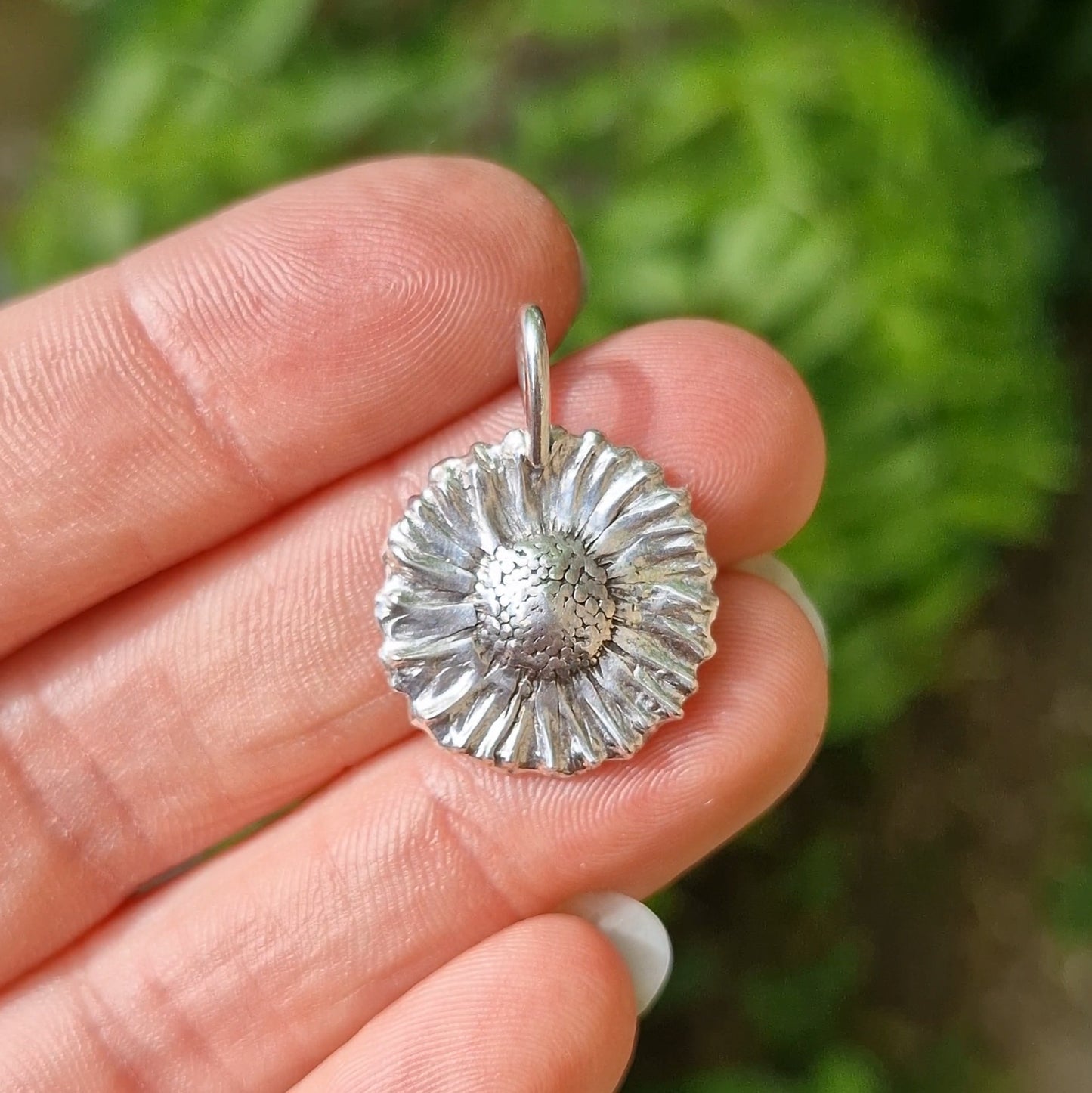 Lacock Daisy Imprint Large ~ charm only