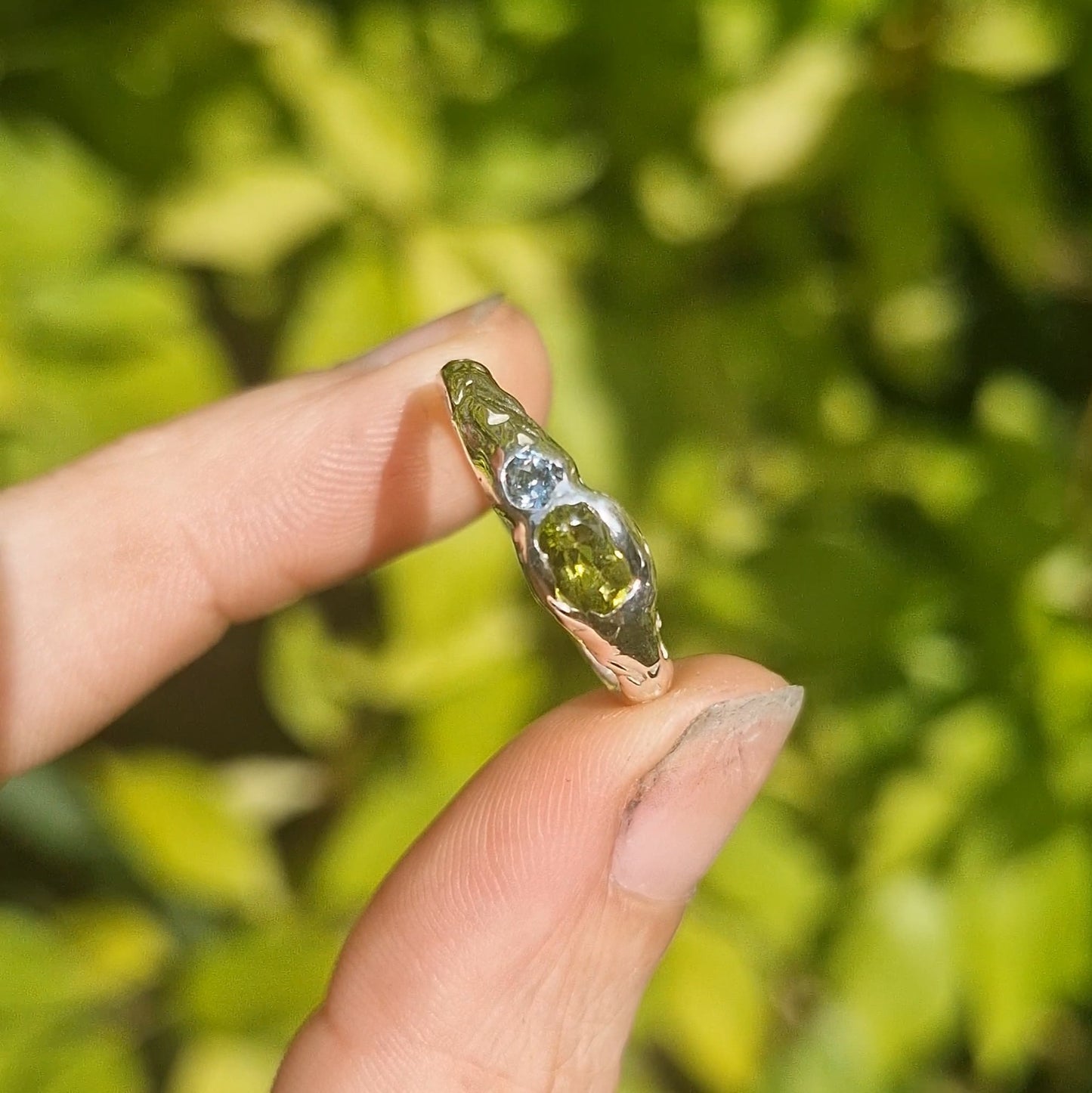 Molten Peridot & Topaz Ring - size uk m 1/2