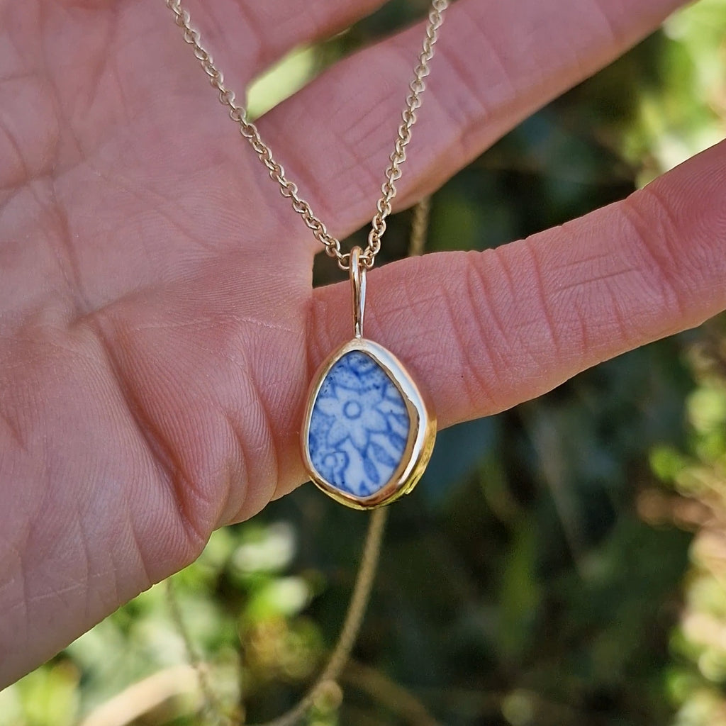 9ct Solid Gold Lacock Pottery Necklace