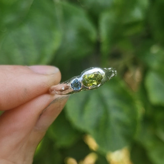 Molten Peridot & Topaz Ring - size uk m 1/2